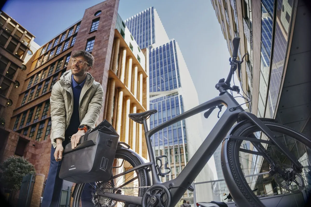 Basil fietstas tijdens een woon-werkrit